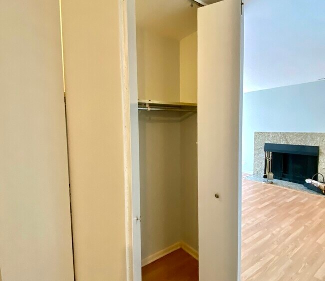 Building Photo - 5810 Oakwood Dr