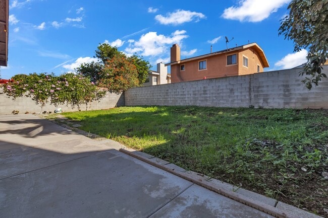 Building Photo - 1688 Bruin St