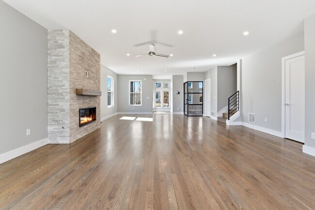 Building Photo - $5,740.95, $300 off the first month's rent, 4 Beds - 5 Bath, Townhouse in Denver with Office!