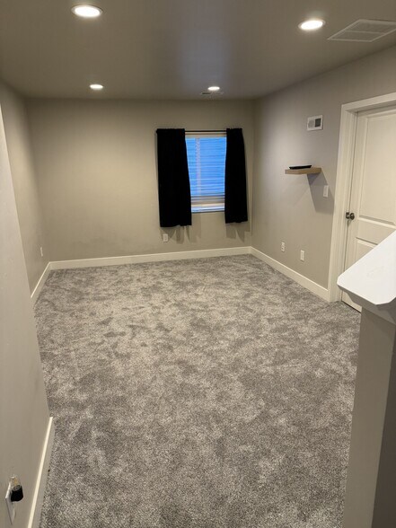 Building Photo - 1044 W Narrows Ln