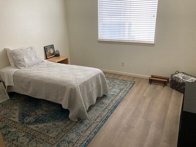 Master Bedroom - 1969 N Canyon Rd