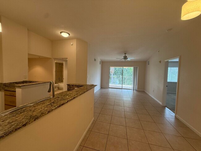Building Photo - 211 SW Palm Dr