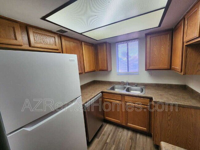 Building Photo - 1215 E Lemon St