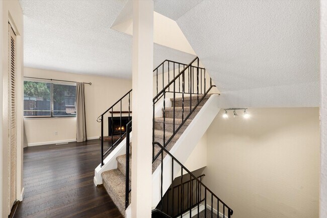 Building Photo - 2 bedroom 3 bath Updated townhome in Lakewood!