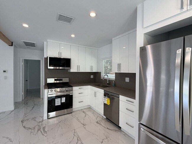 Building Photo - Sunset Plaza Home for Lease