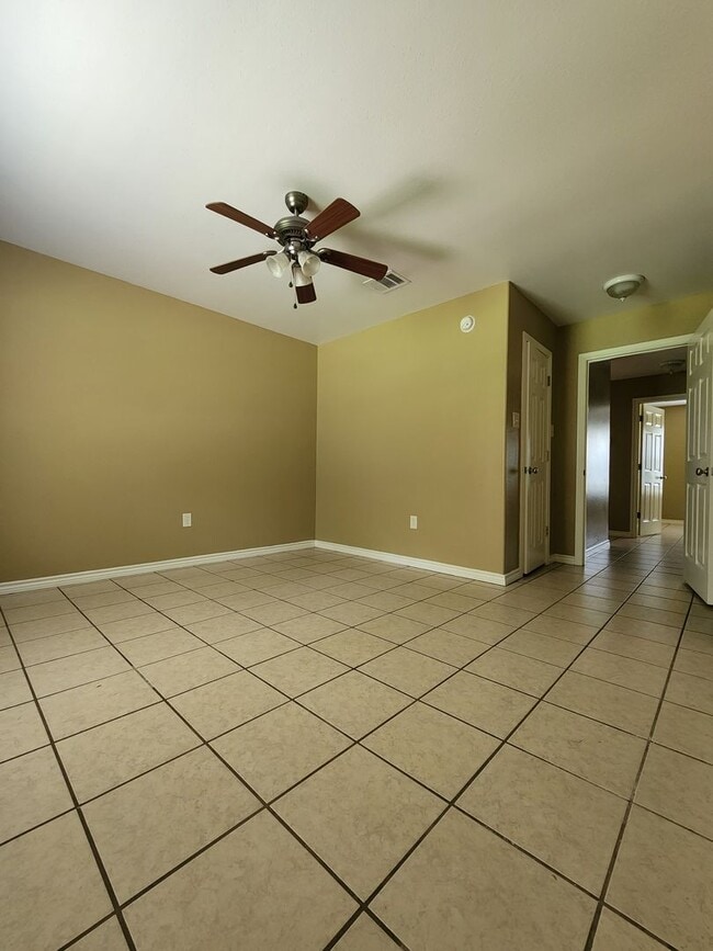 Building Photo - 3 bedroom 2 bath brick home