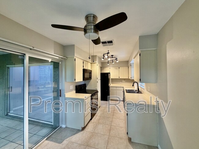 Building Photo - 102 Steeplechase Ln