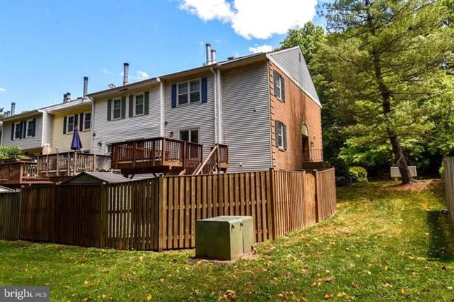 Building Photo - Set within the sought after community of Runnymeade, this beautifully maintained townhome offers ...