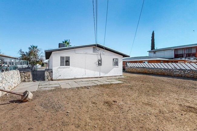 Building Photo - Charming 3 bedroom, 1.5 bath home in North...