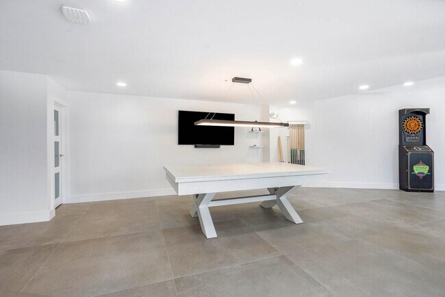 Building Photo - 3000 Holiday Dr