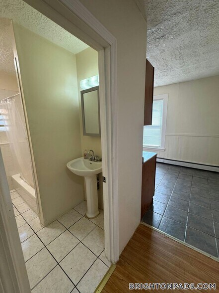 Building Photo - 42 Winship St
