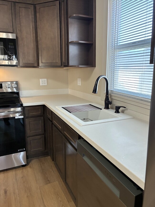 Building Photo - 910 Conant Ave