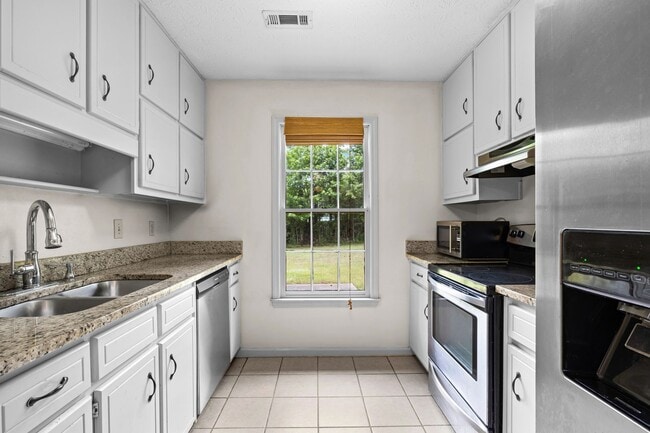 Building Photo - 3 Bedroom Ranch In Starr's Mill on Quiet Street!