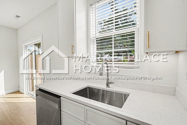 Building Photo - 5 Taverly Dr