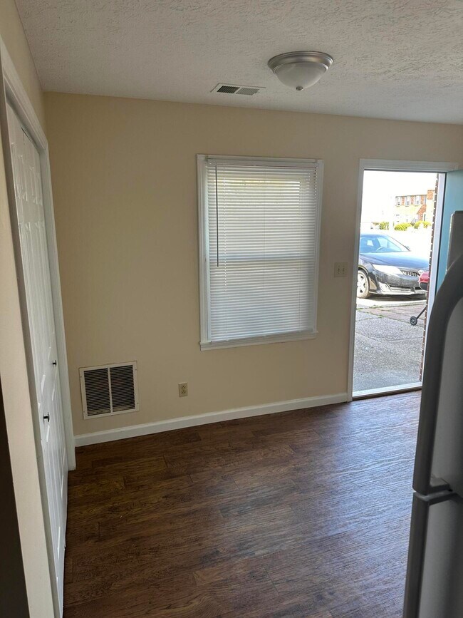 Building Photo - 165 Landings Dr