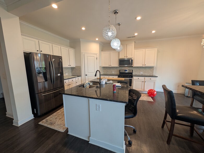 Building Photo - Room in House on Rupell Dr