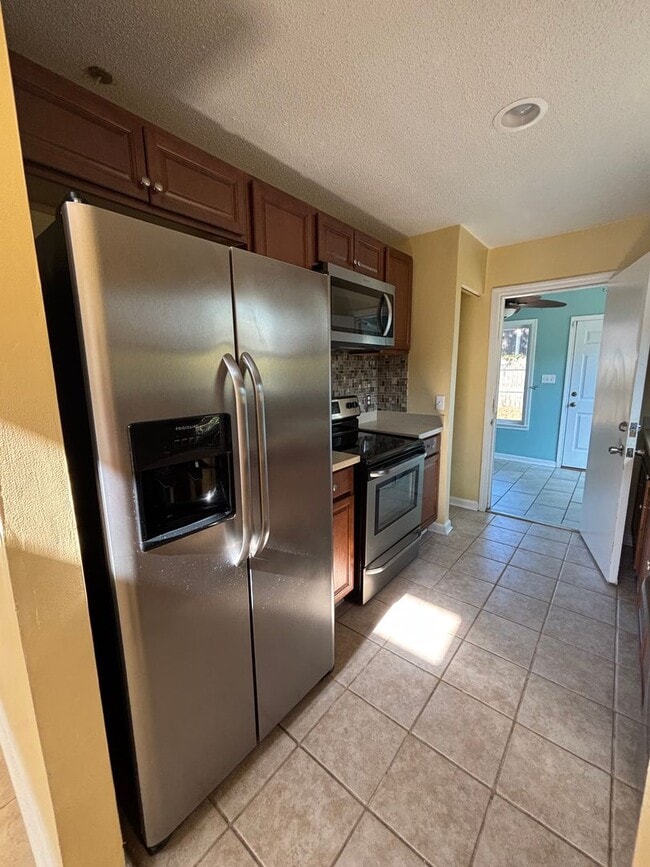 Building Photo - FOR RENT