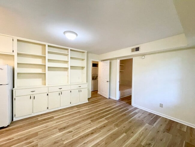 Building Photo - Townhouse located near corner of Gervais and Barnwell Streets. Walk to USC!