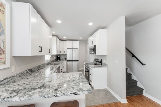 Building Photo - FURNISHED HOUSE! Short or Long Term! Large Newly Renovated Fully Furnished Modern 5 Bedroom Home ...