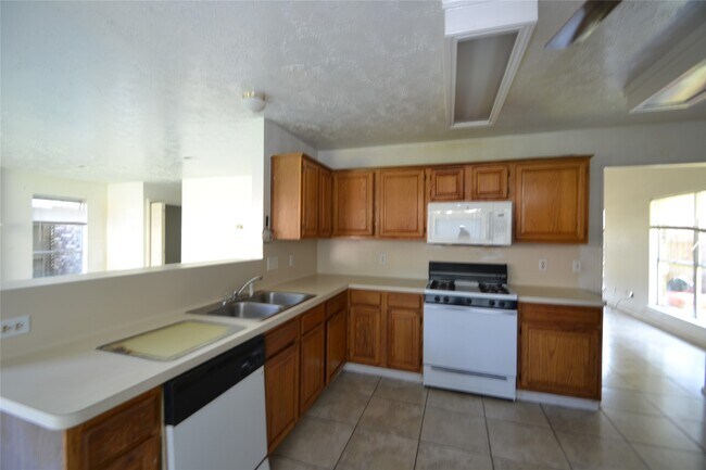 Building Photo - 12410 Meadow Briar Dr