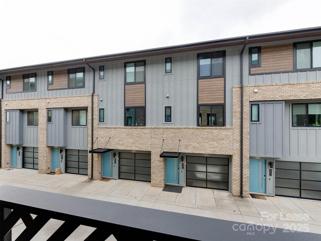 Building Photo - 225 Domain Way