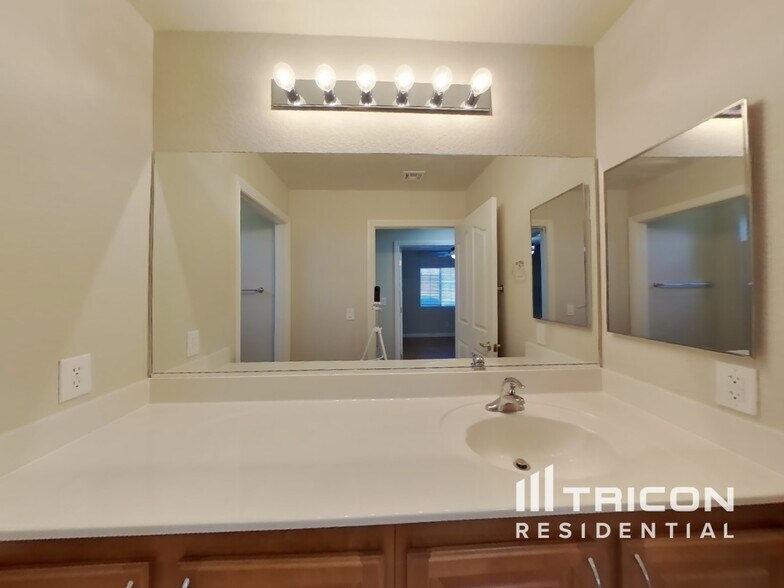 Building Photo - 9220 Candilela Ct