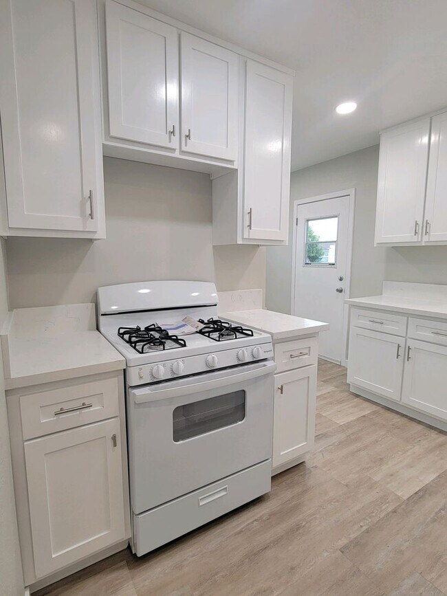 Building Photo - 2221