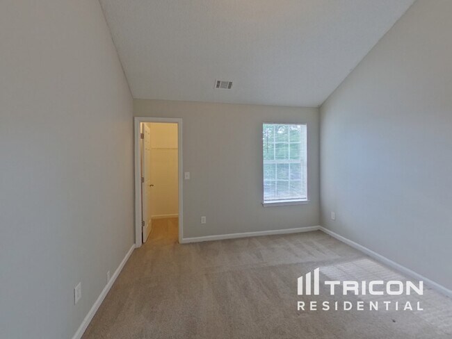 Building Photo - 1896 Roble Dr