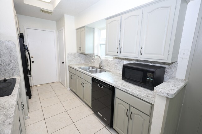Building Photo - 9422 Claridge Dr