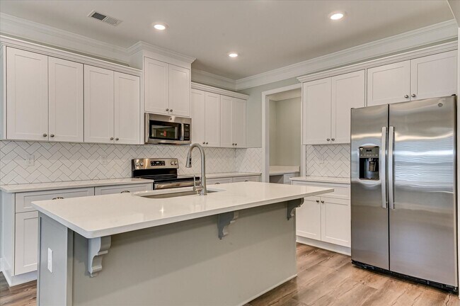 Building Photo - 705 Navan Ln