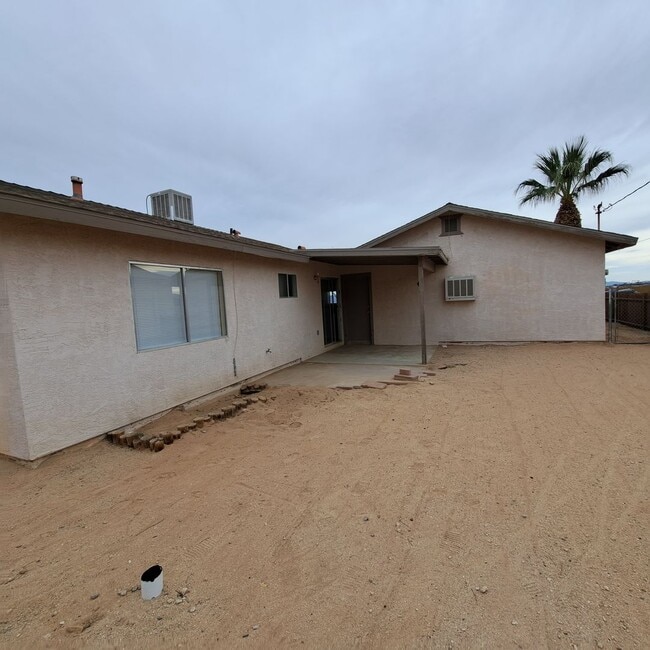 Building Photo - Quaint 3 bedroom close to town!
