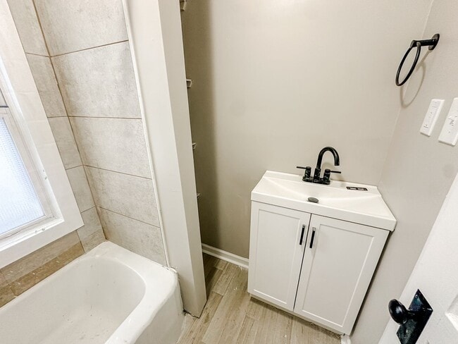 Building Photo - 2 Bedroom home for rent on east side of Toledo! Updated, clean, and very nice!