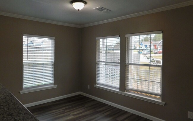 Building Photo - 107 Varsity Dr
