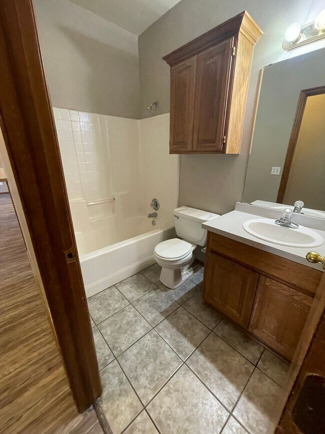 Building Photo - Three Bedroom in Norman with new hardwood ...