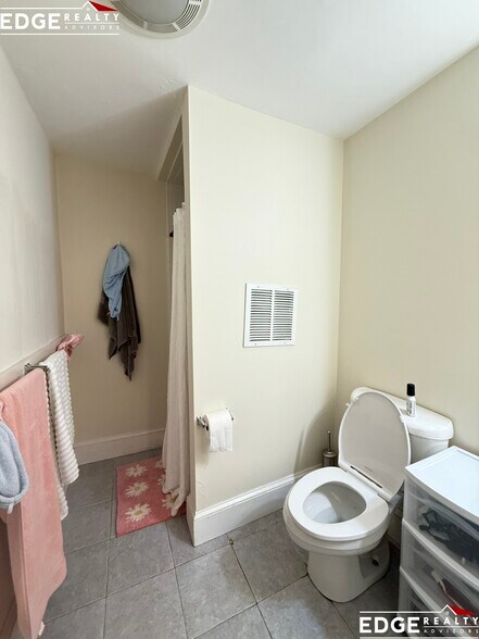 Building Photo - 49 Radnor Rd