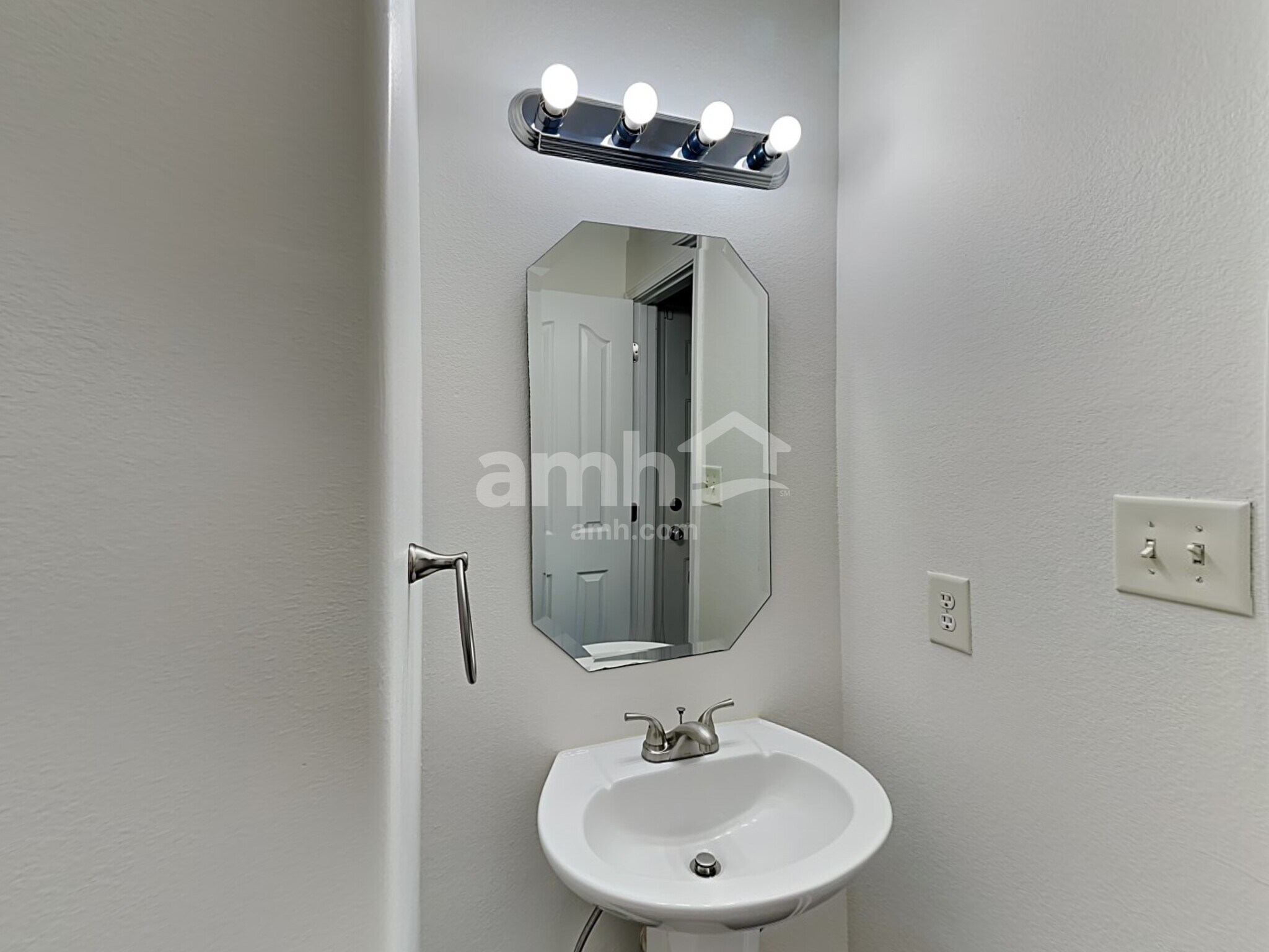 Building Photo - 2604 Oasis Ln