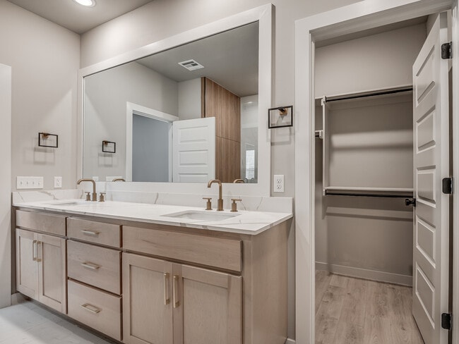 Building Photo - 11329 N Blackwelder Ave