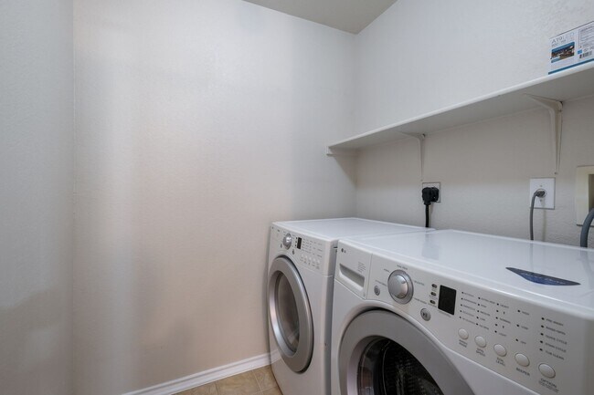 Building Photo - Well-Maintained Home with Open Layout & Great Location