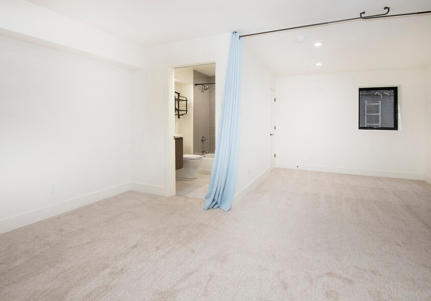 Building Photo - 1133 Main St