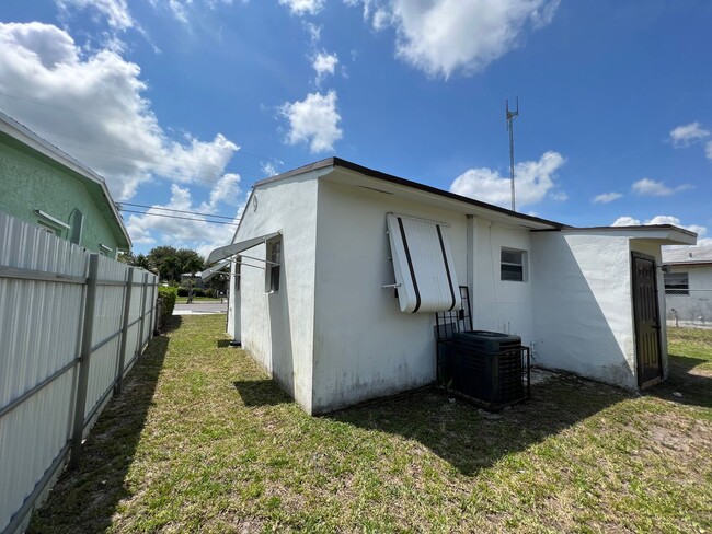 Building Photo - 2 Bedroom 1 Bath unit for rent in West Park