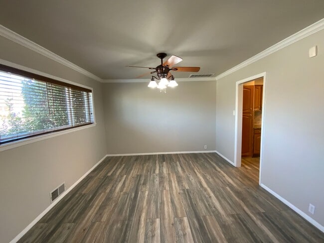 Building Photo - 5 Bedroom Home Available Near Wyoming Blvd NE & Comanche Rd NE!