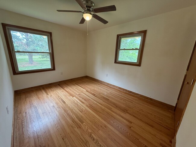 Building Photo - Large 4-Bed Brick Rancher with 2-Car Attac...