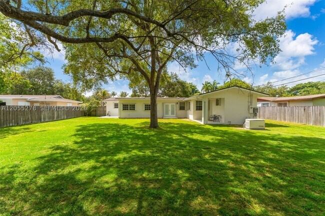 Building Photo - 9121 Ridgeland Dr