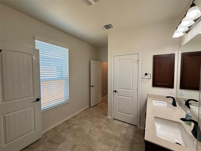 Building Photo - 334 Reunion Ln