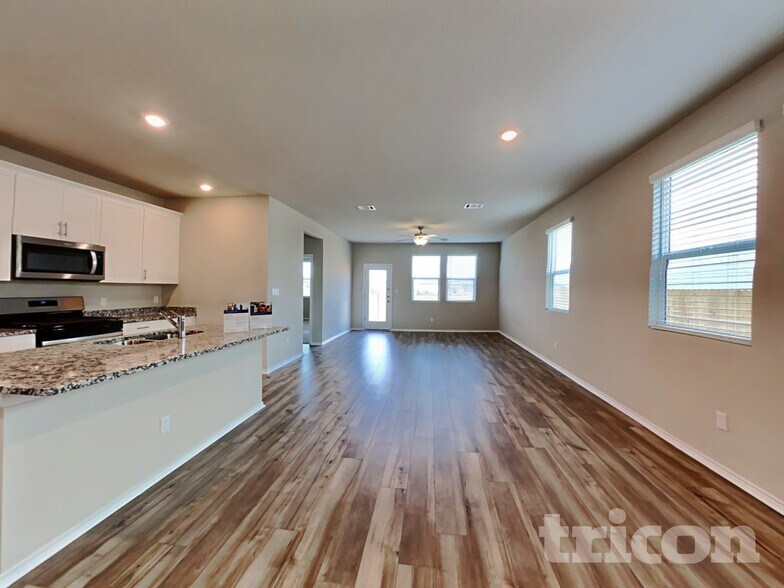 Building Photo - 5100 Saddle Clb Dr