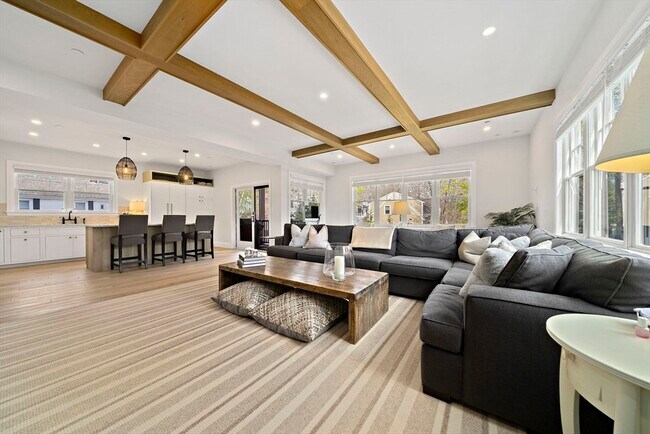 Building Photo - 144 Linden St