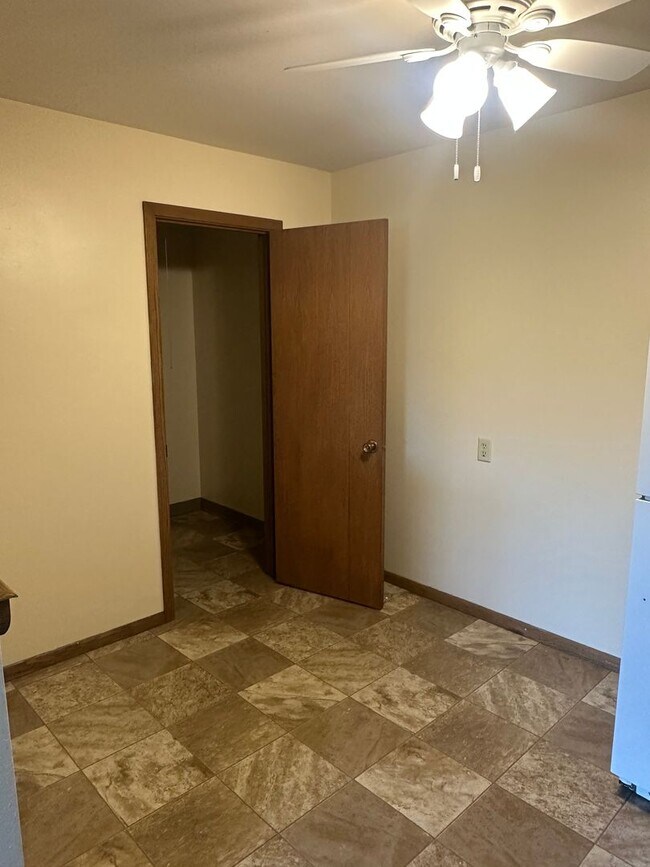Building Photo - Forestview 2 Bedroom Upper Apartment FIRST...