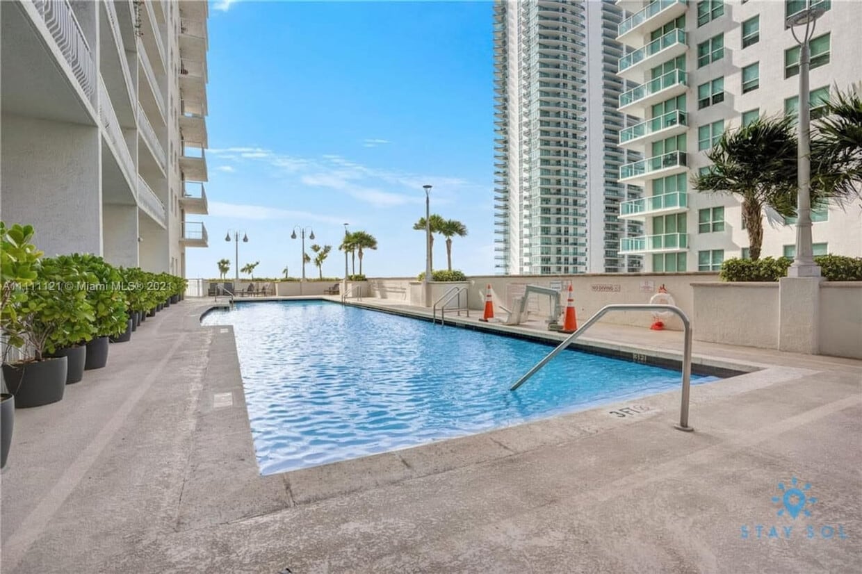 Building Photo - 1200 Brickell Bay Dr