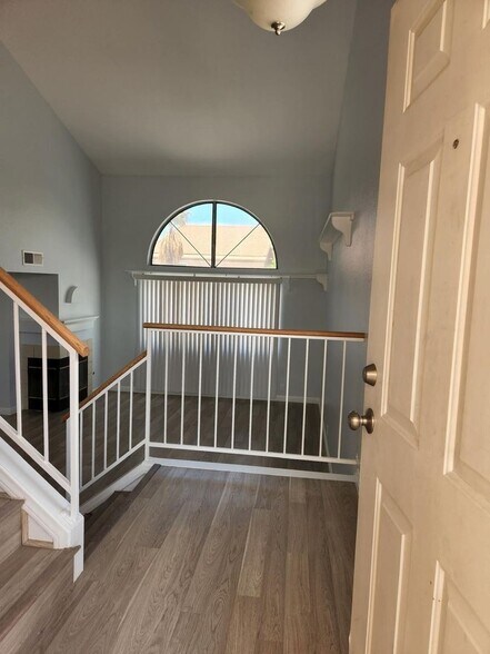 Building Photo - 1613 Royal Palm Dr