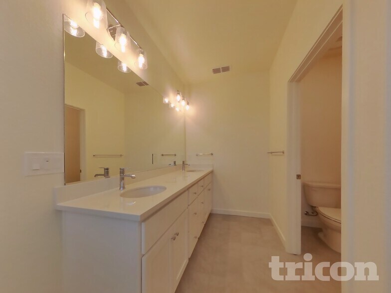 Building Photo - 2042 Delta Vw Ave